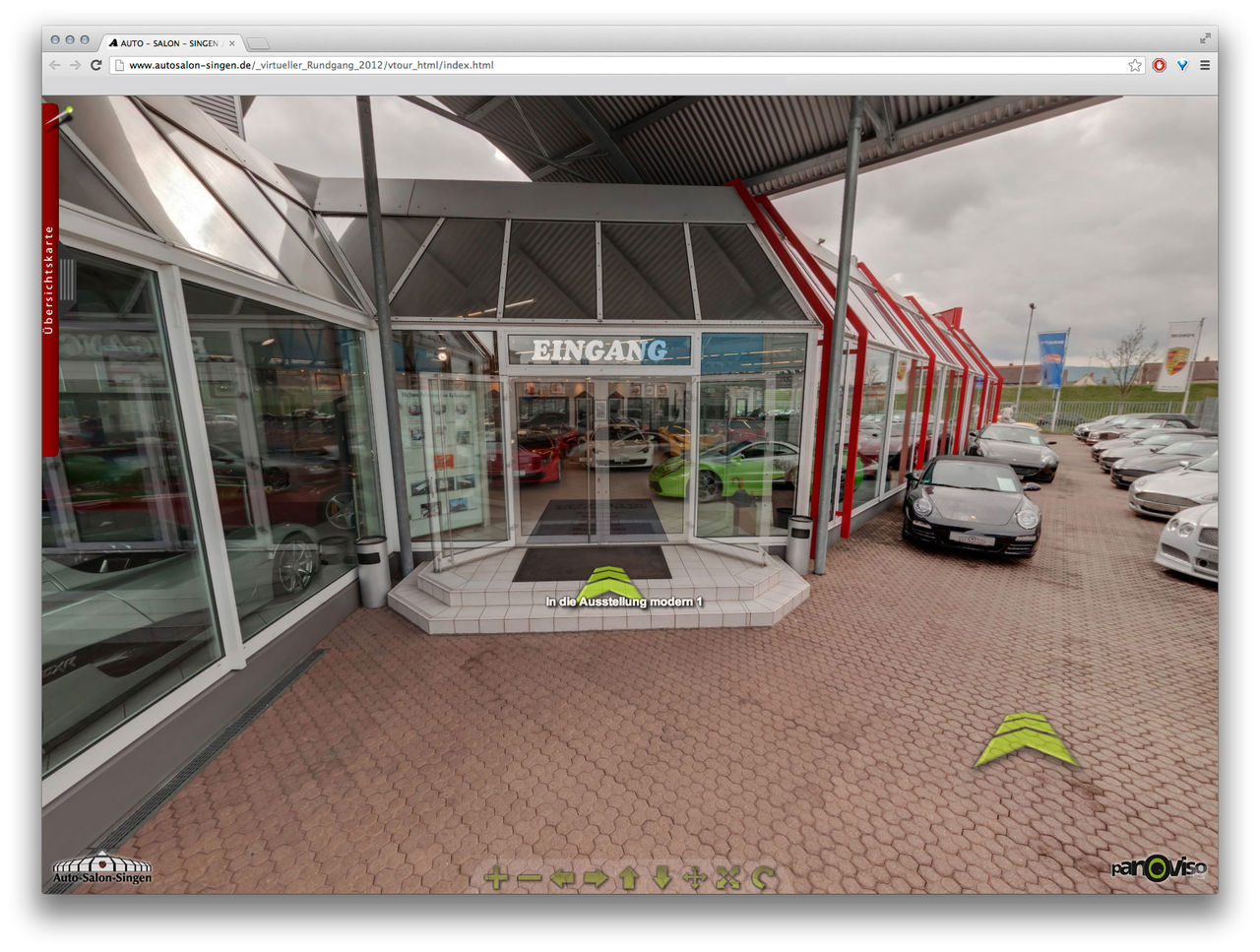 Stig in i en superbils-hall