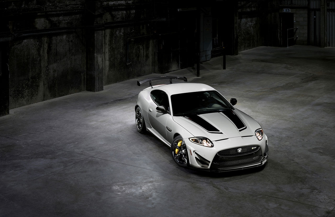 Jaguar XKR-S GT bjuder på stor vinge och kolfiberbromsar
