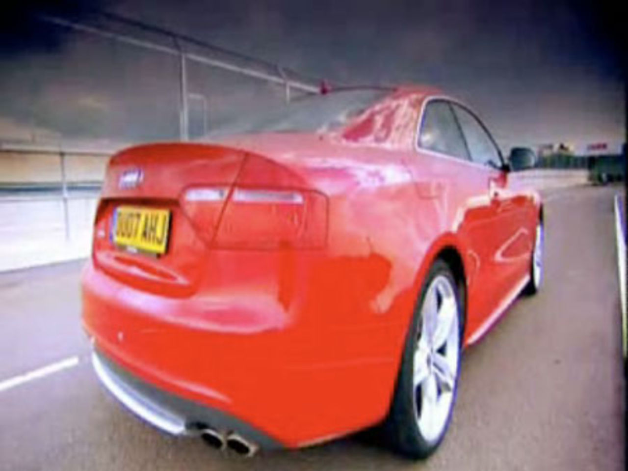 BMW 335i trycker dit Audi S5