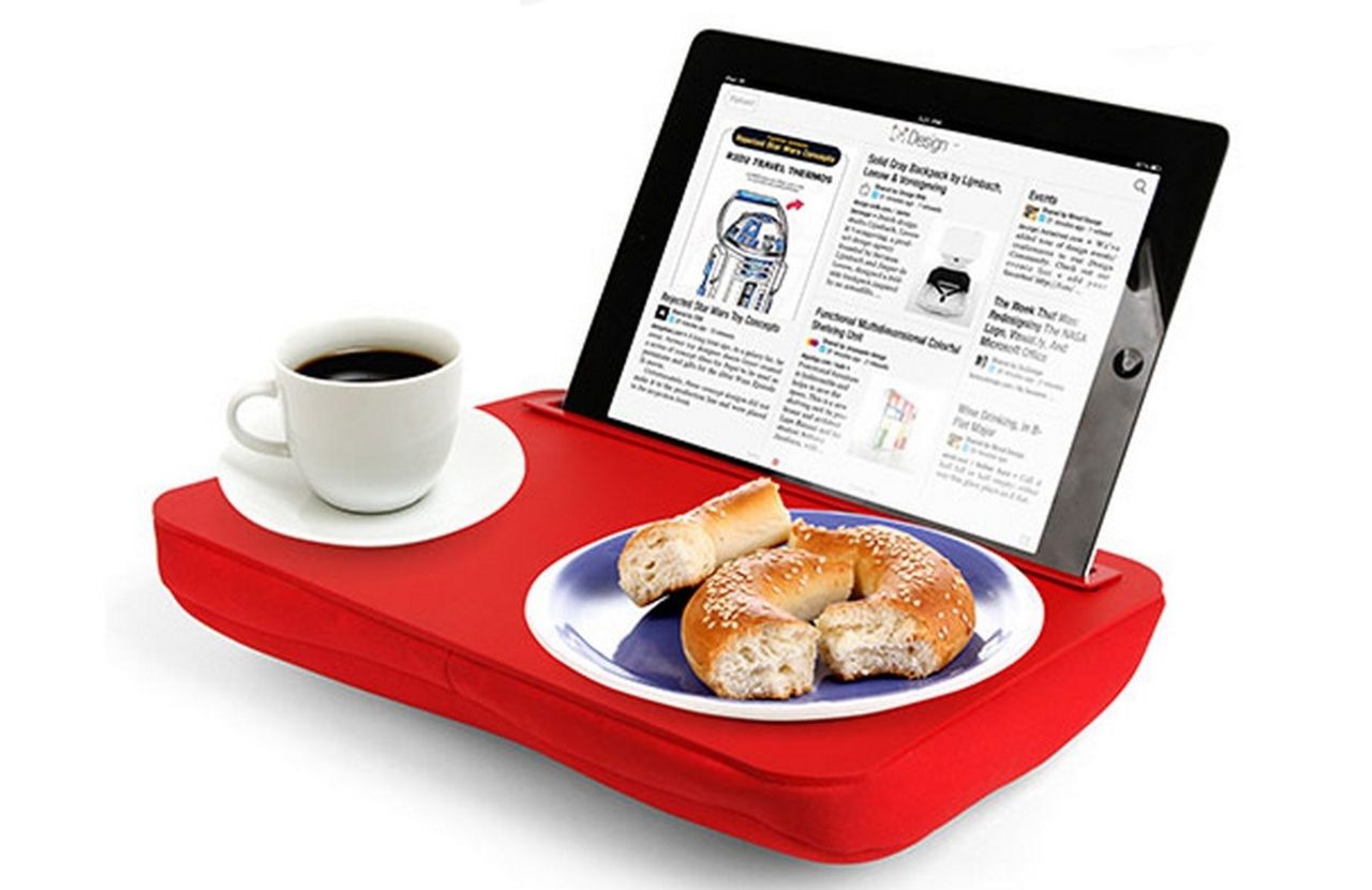 En frukostbricka med ficka för paddan