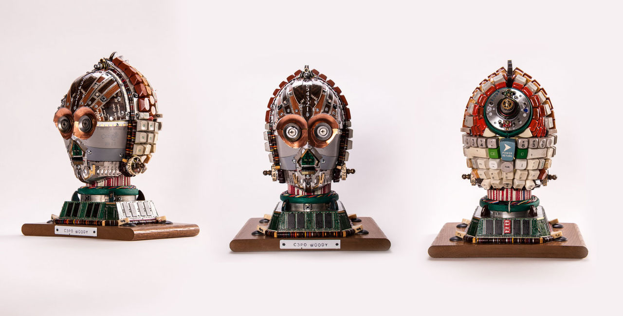 Ett C3PO-huvud av gamla datordelar