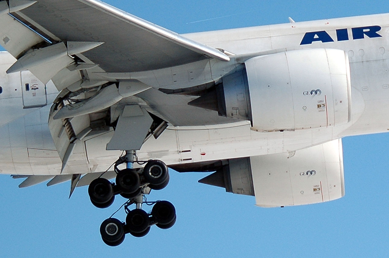 Nej, det går inte att kapa ett flygplan med en app