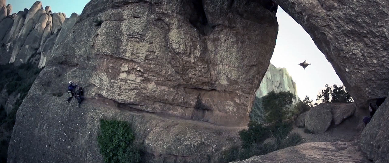 wingsuit mellan bergsmassiv