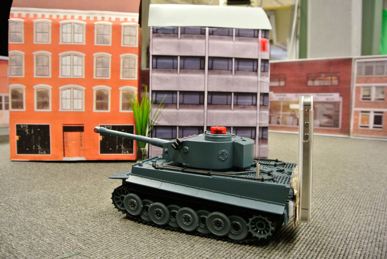 Stridsvagnskrig med leksaks-tanks 