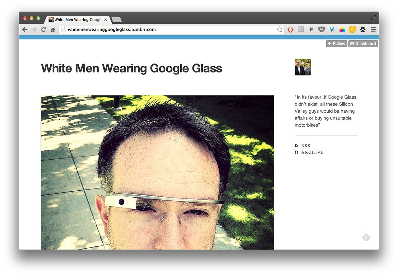 Vita män som bär Google Glass