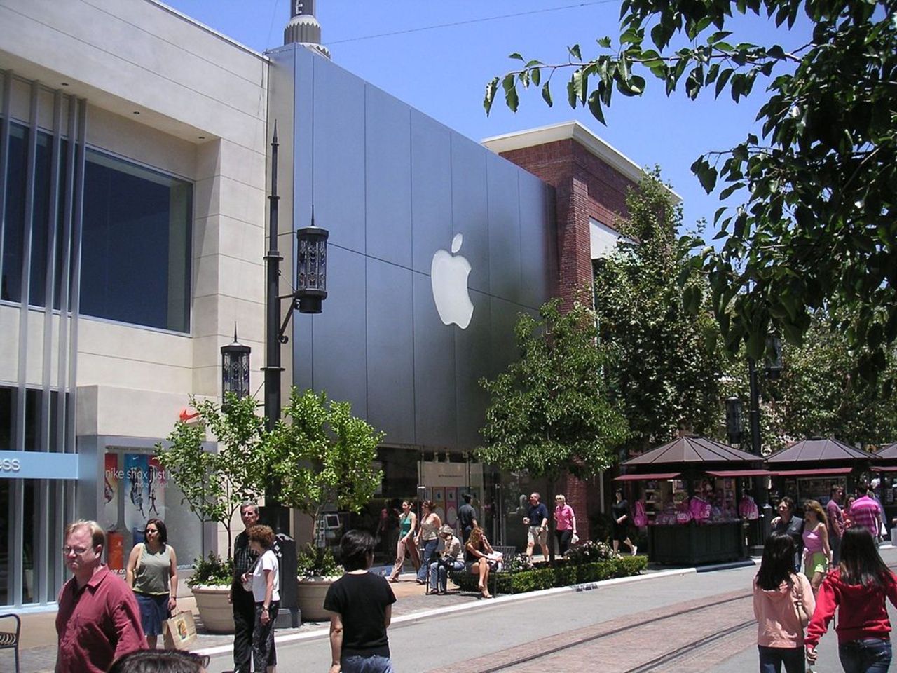 Apple stäms av före detta Apple Store-anställda