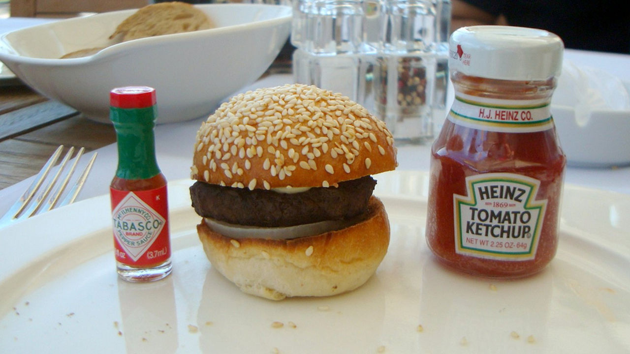 Första odlade hamburgaren tillagas idag