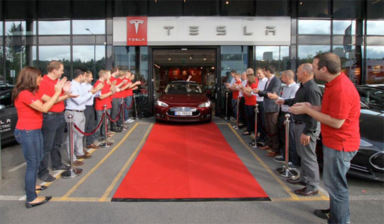 Tesla levererar första Model S i Europa