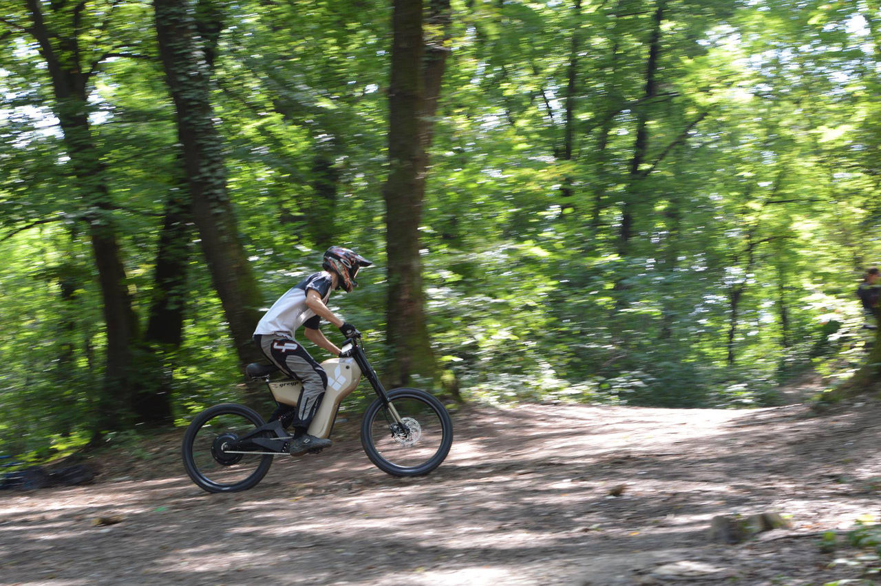 Hälften cykel, hälften motorcykel