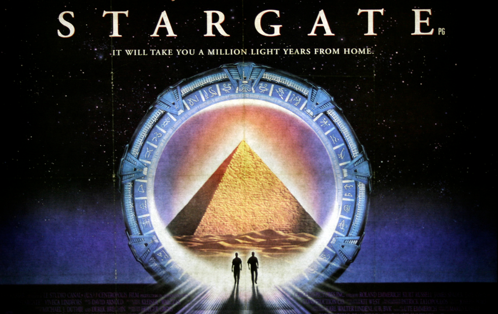 Roland Emmerich planerar Stargate-trilogi