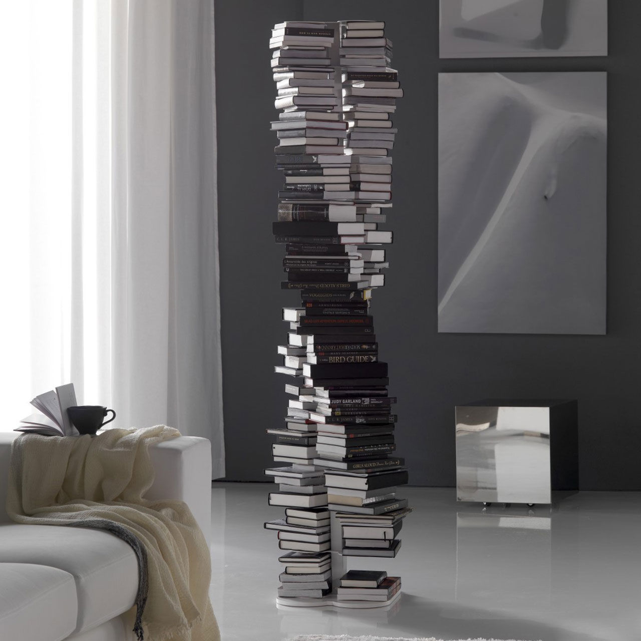 Bokhylla med DNA-form