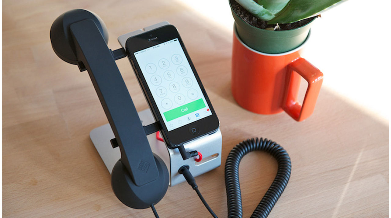 En docka med telefonlur till din iPhone