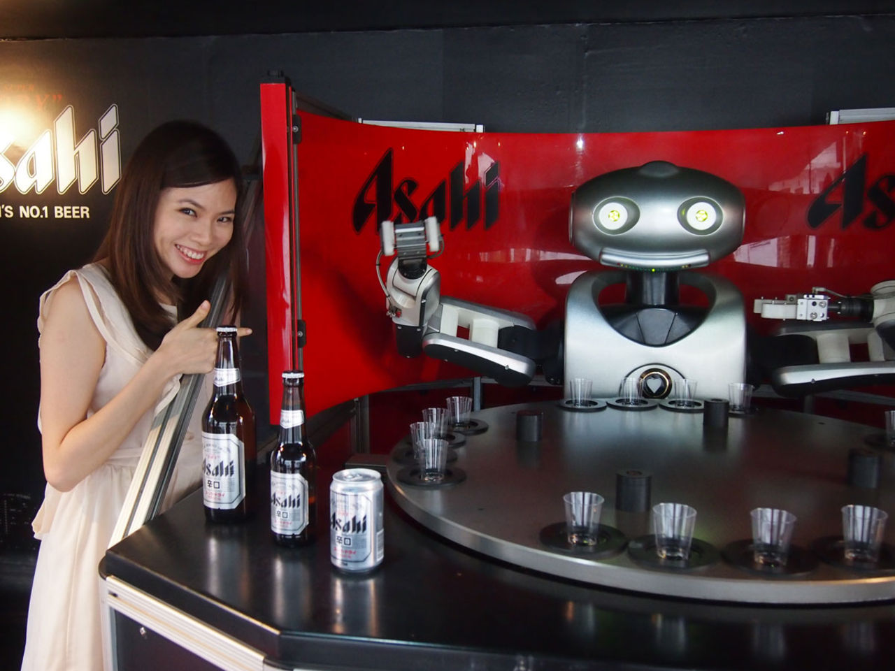 Robot lär sig vem som ska serveras först i baren