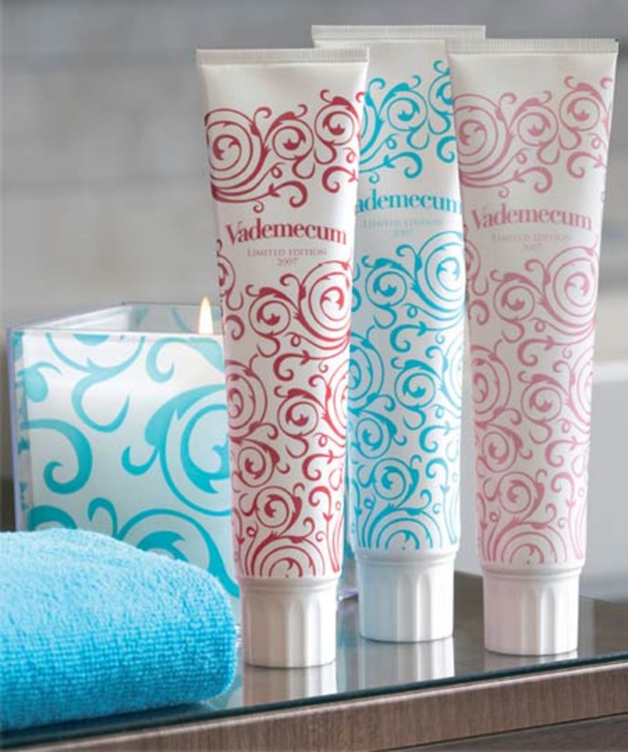 Stajla med en fräck tandkrämstub på handfatet