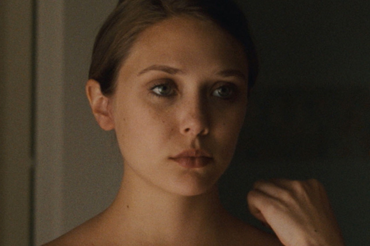 Hon spelar Scarlet Witch