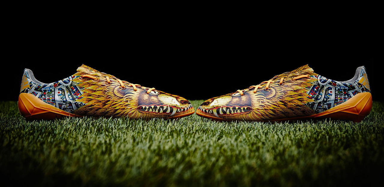 Mönsterspäckade fotbollsskor