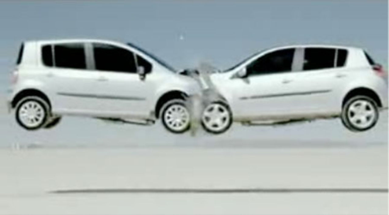 Renault firar med synkroniserad kraschfest 