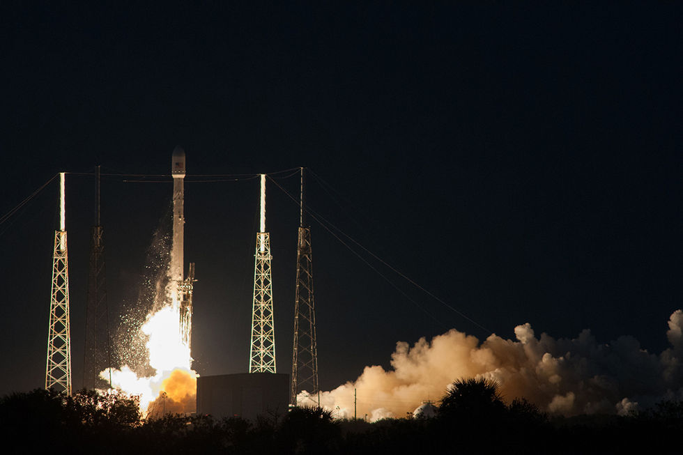 SpaceX skjuter upp sin första satellit