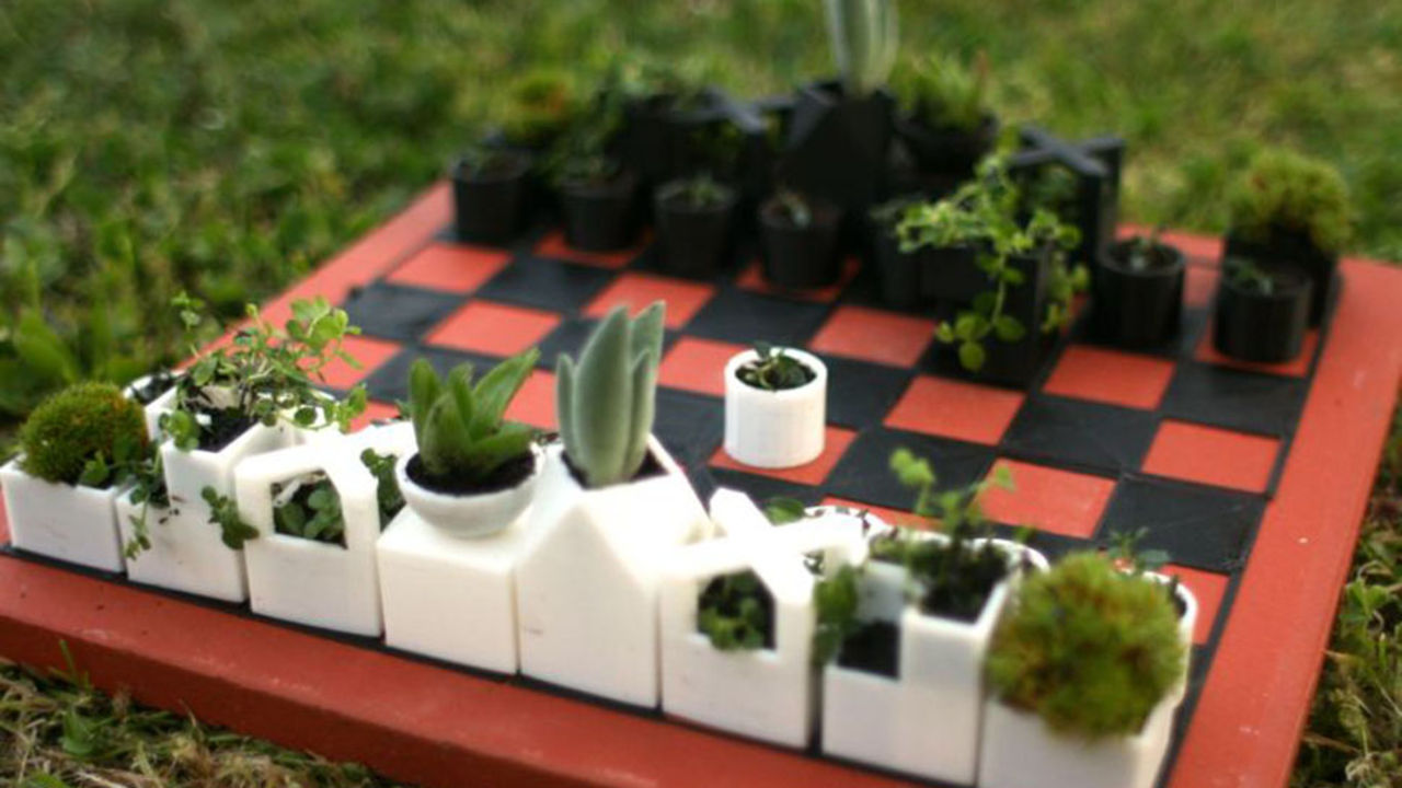 Shack med små blomsterkrukor