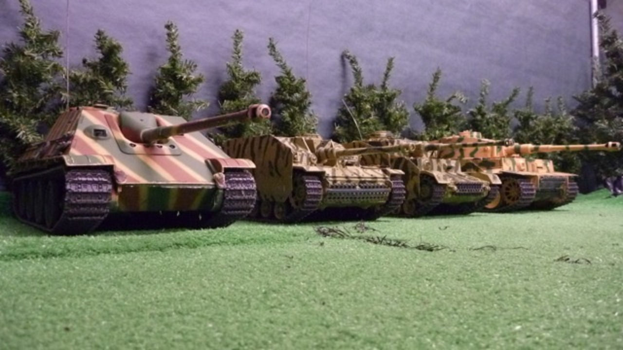 Stridsvagnsspel med leksaksstridsvagnar