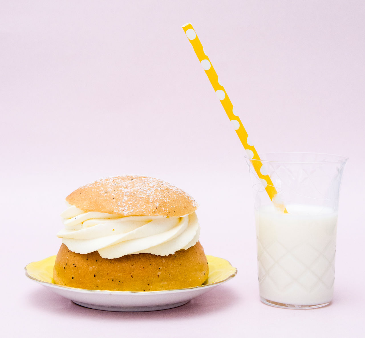 54 procent av er äter semla idag