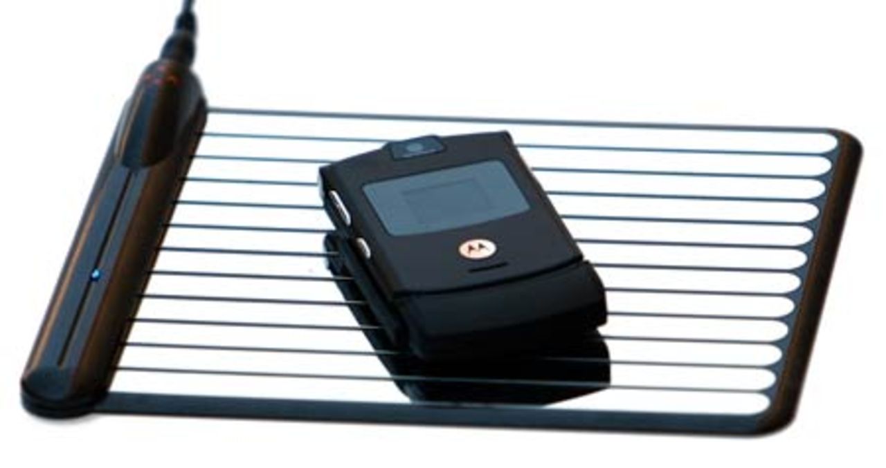 Ladda telefonen trådlöst. Om det är en RAZR.