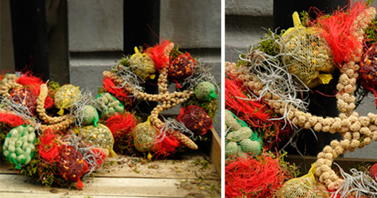 En krans av fågelfrön - både prydnad och skafferi