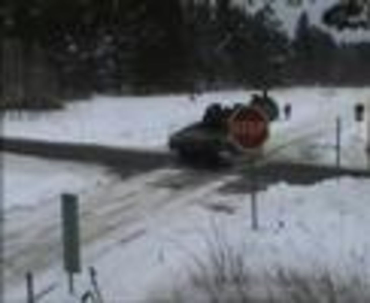 Stridsvagn och lastbil krockar. Nästan.