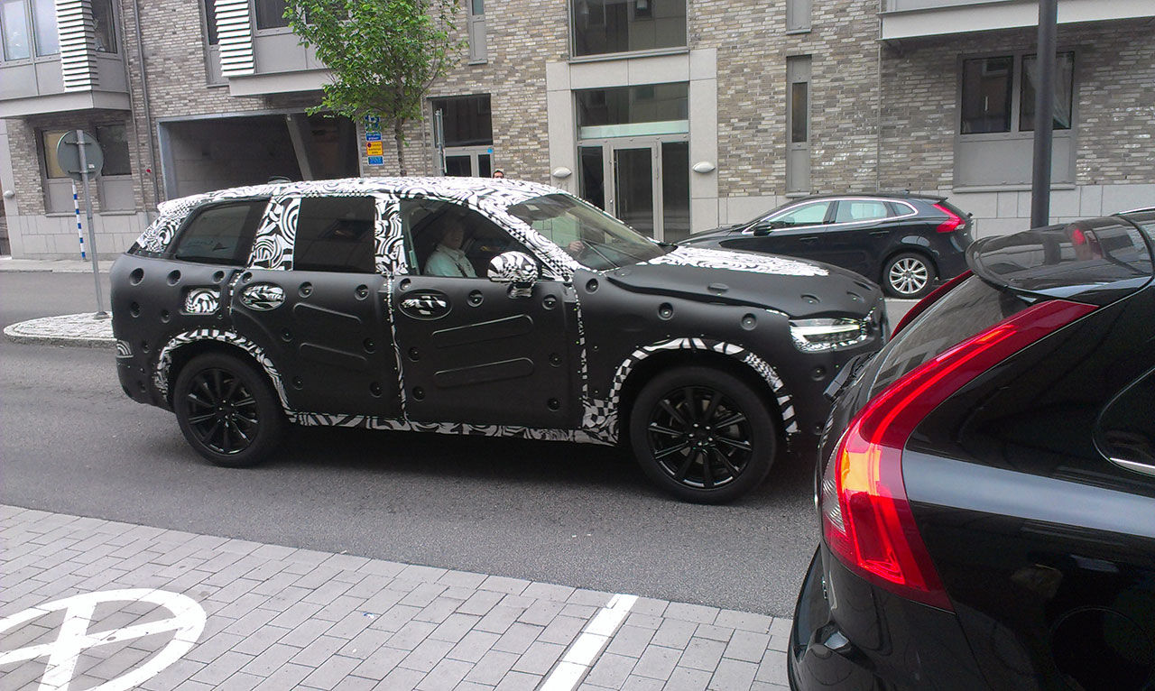 En XC90 glider runt i Göteborg