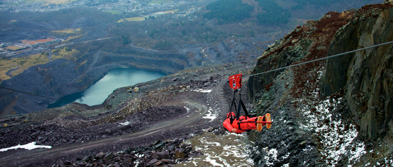Världens första fyrmanna-zipline