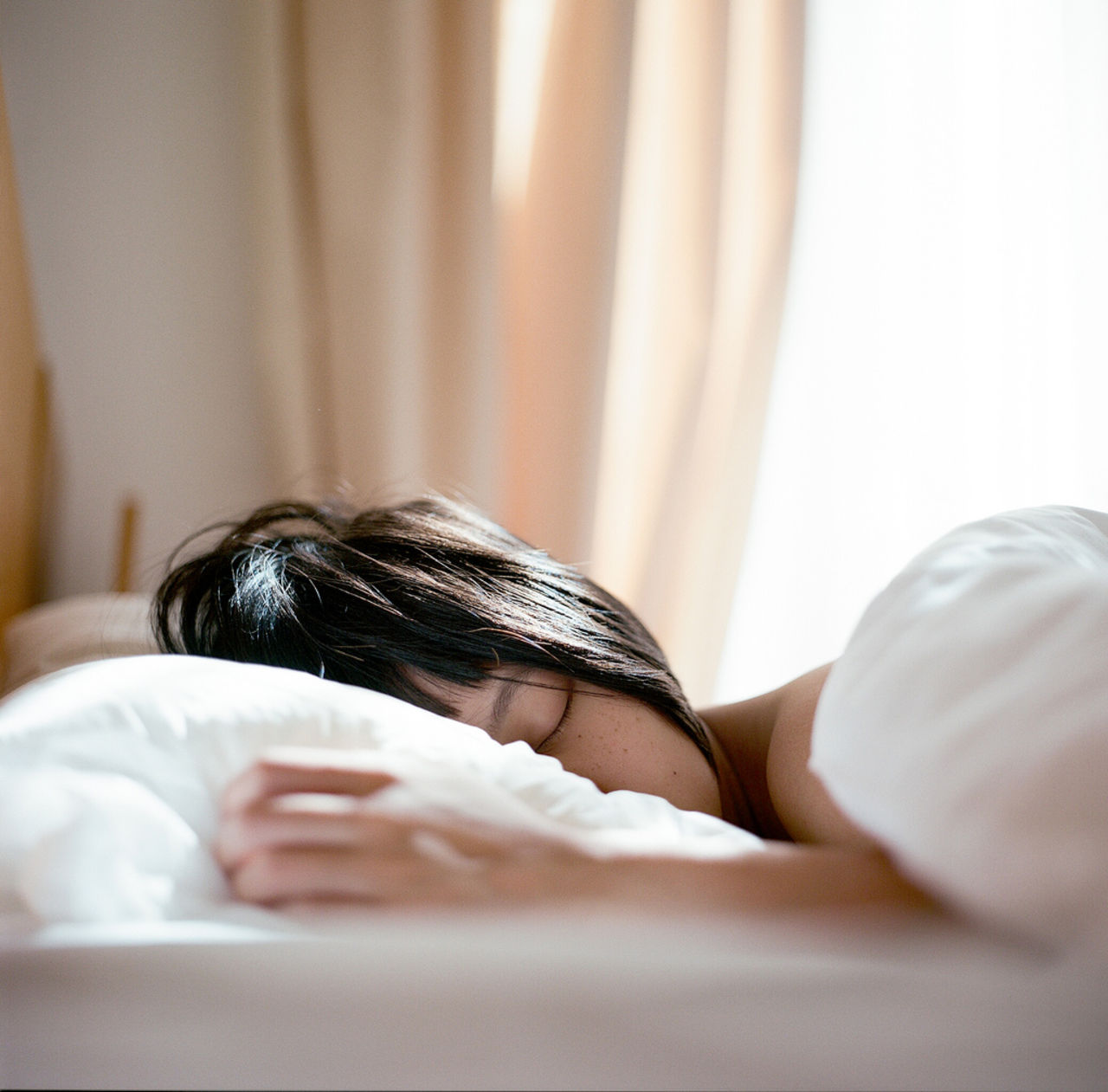 Sov i mörker för att minska risken för fetma