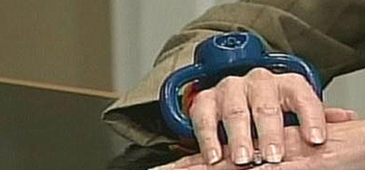 Spruta pepparspray som Spiderman