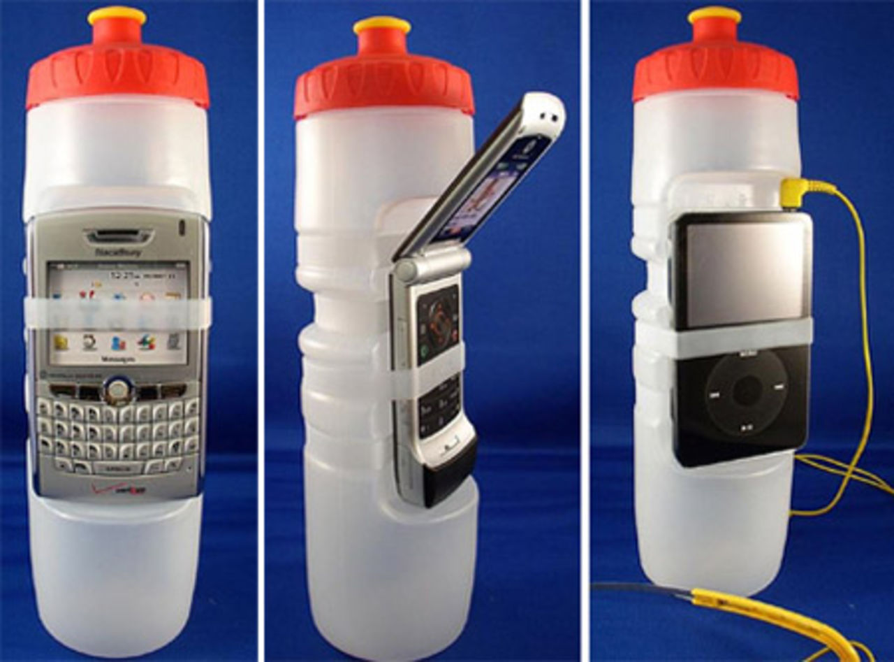 Vattenflaska med plats för mobilen