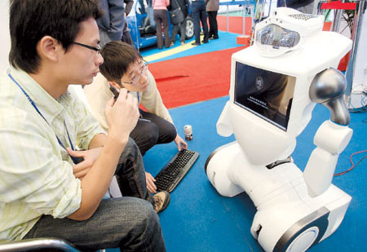 Fudan - robot med inbyggd TV
