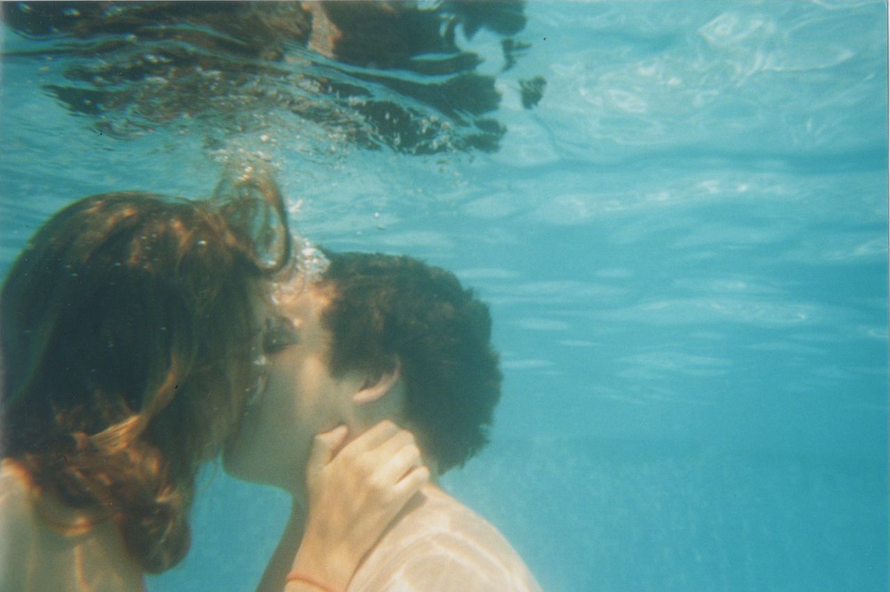 En kyss innehåller 80 miljoner bakterier