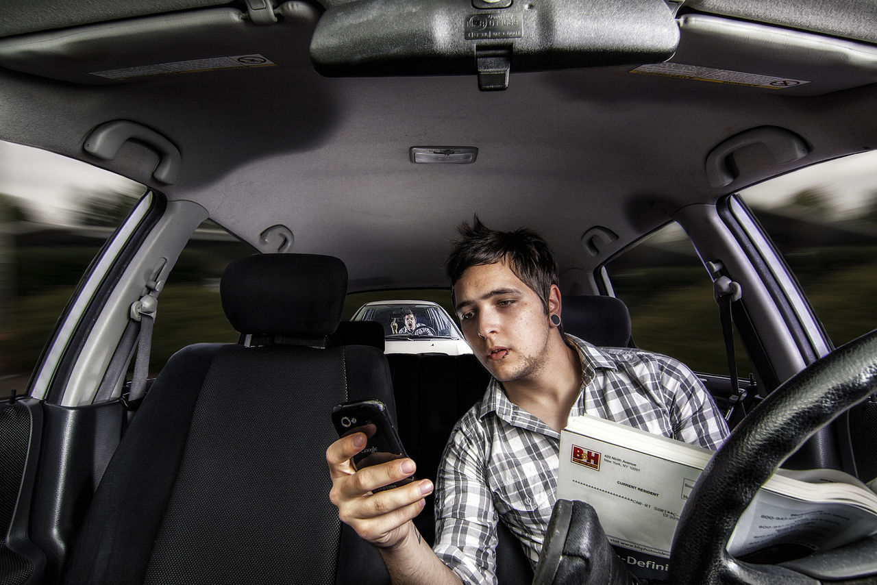 Nästa år kan man få böter direkt vid mobilanvändning i bilen