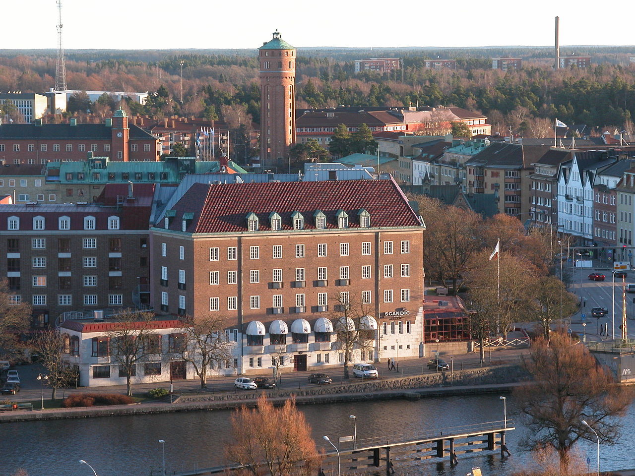 En chef på kommunen i Trollhättan sparkas efter att ha porrsurfat på jobbet