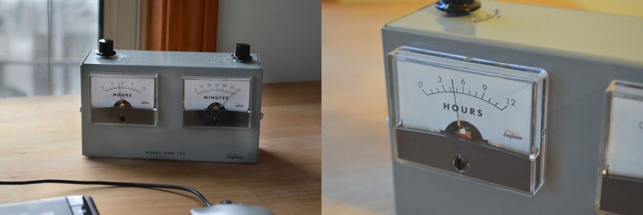 Klocka i form av en analog voltmätare