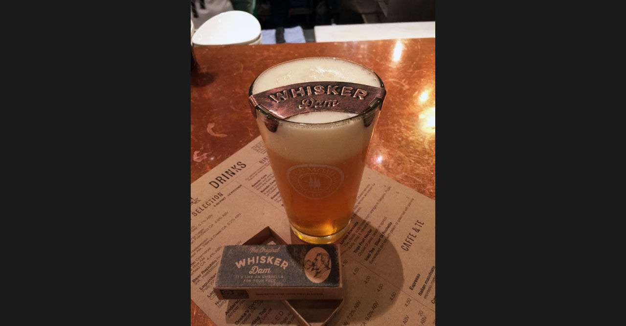 Drick öl utan att kladda ner mustaschen 