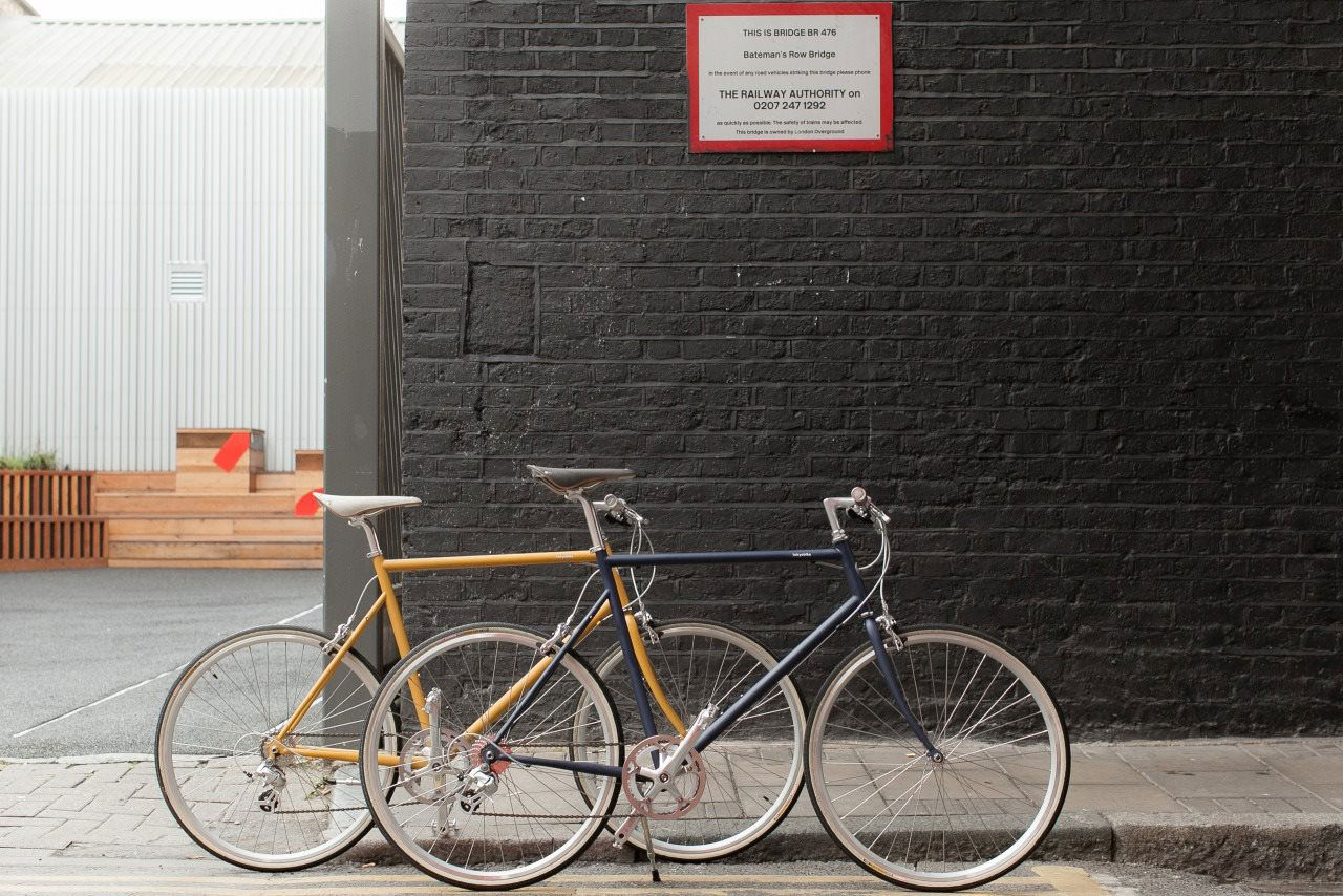 Cykeln som har tillhörande sneakers