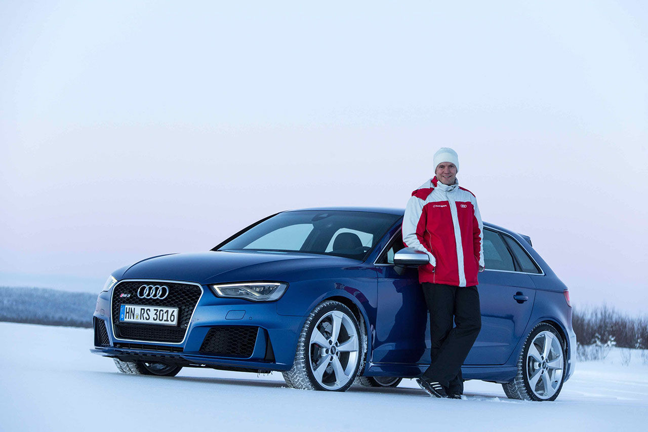 Mattias Ekström sladdar med nya Audi RS 3 Sportback