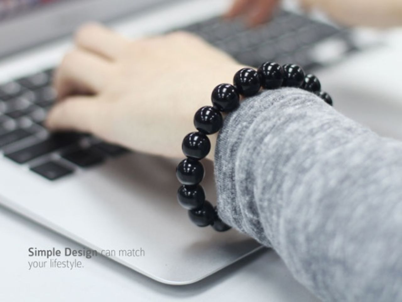 Armband och lightning-kabel i ett