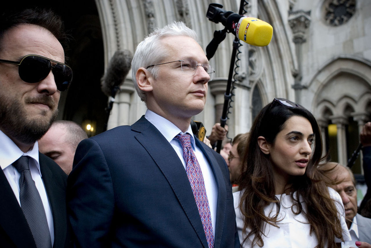 Svenska åklagare åker till London för att förhöra Julian Assange