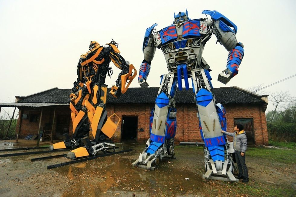 Far och son-team bygger Transformers av skrotbilar