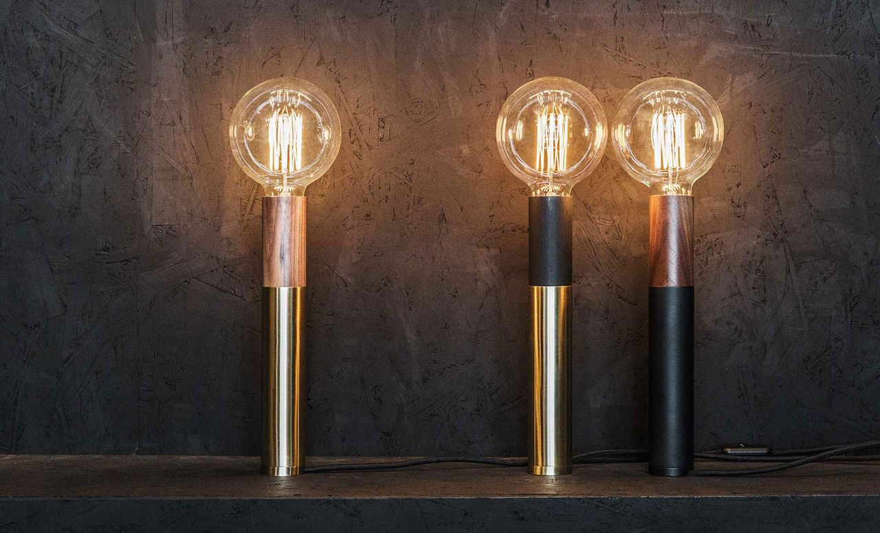 Bordslampa i metall och trä