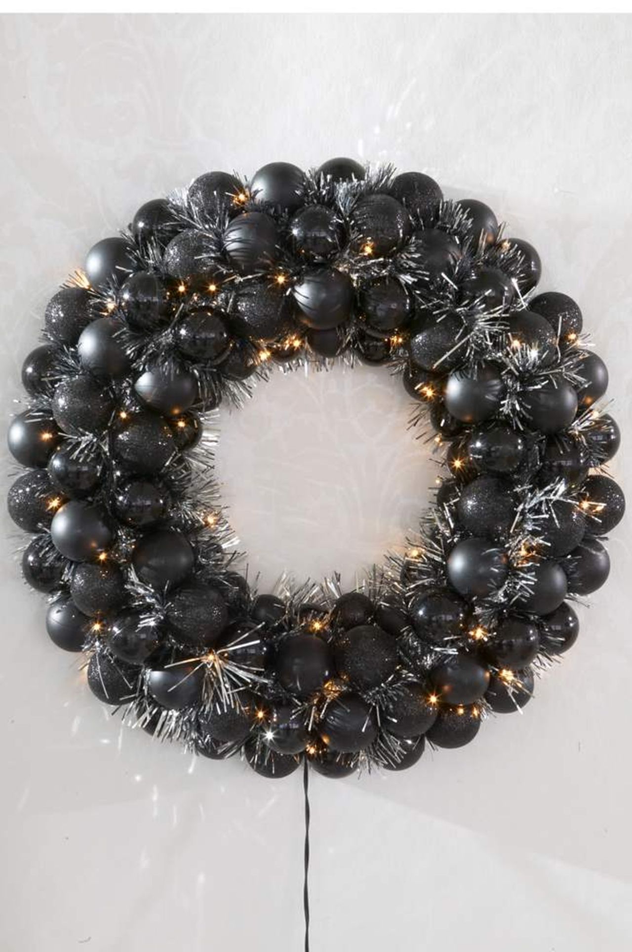 Glammig dörrkrans med ljus