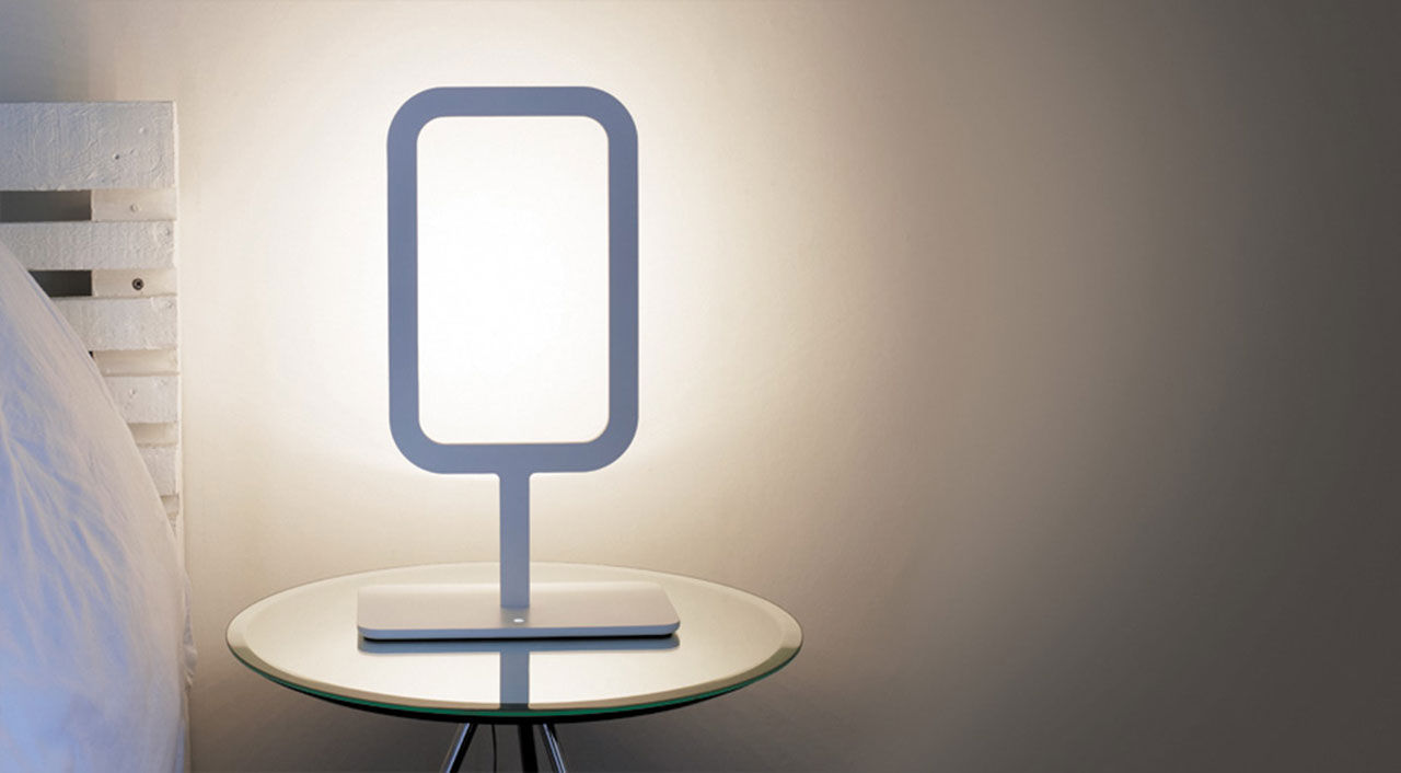 Stilren lampa som ger indirekt ljus