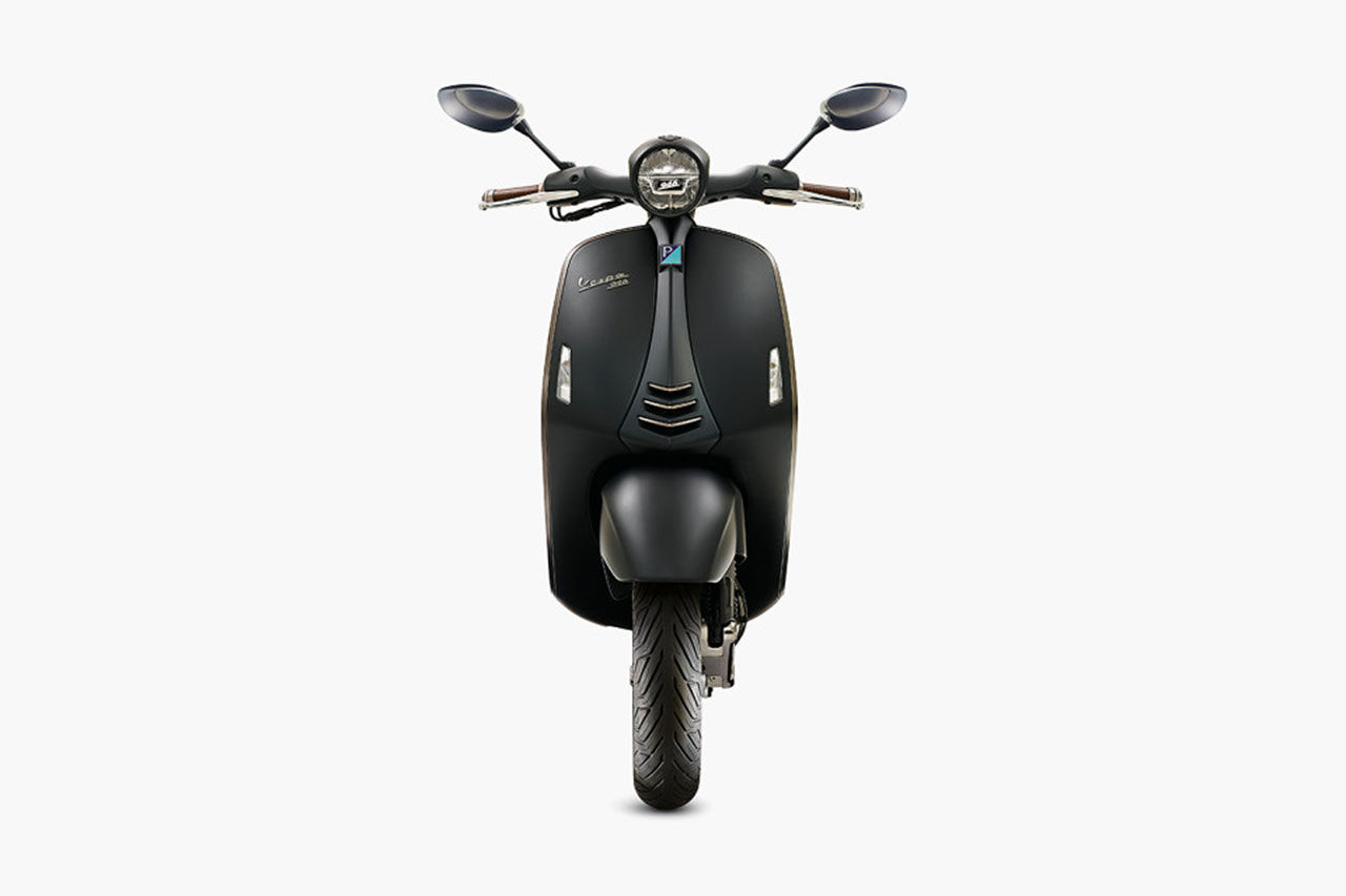 Emporio Armani och Piaggio hyllar Vespan