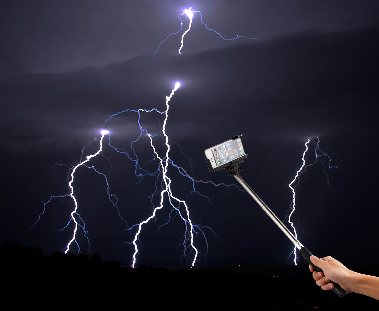 Blixt slog ner i selfiestick i Wales