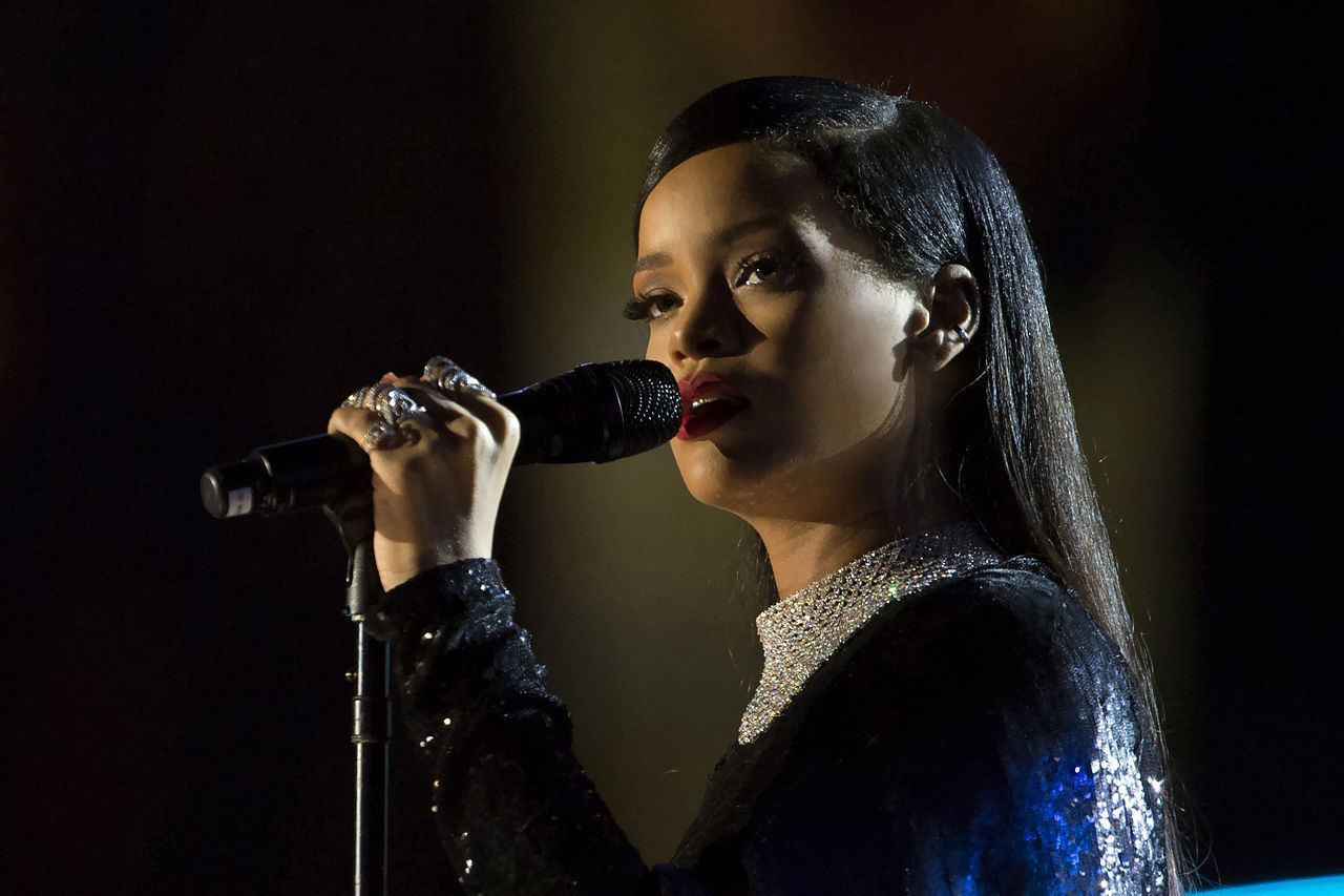Rihanna första artist att sälja 100 miljoner digitala singlar